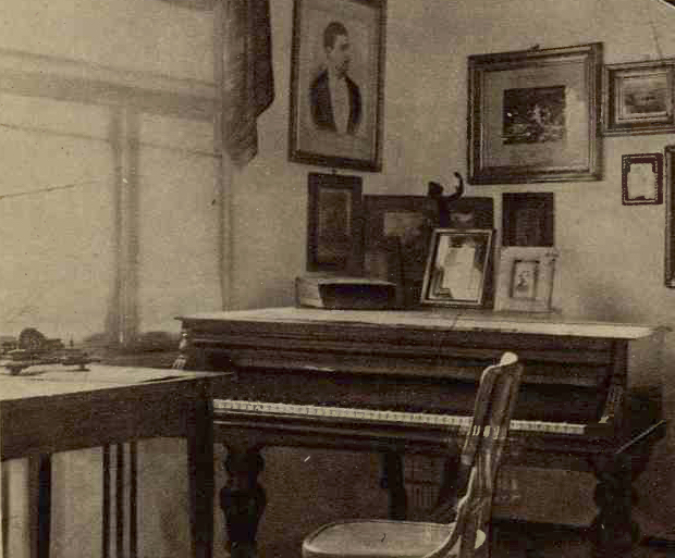 Camera unde lucrează George Enescu, când vine la Dorohoi. Se vede pianul Pleyel, masa, scaunul, călimara și tocul, cu care-și scrie compozițiile. Pe piano, se află un album cu fotografii de familie, rămas dela părinți, în perete, fotografii înrămate, cu dedicația reginei Elisabeta.
