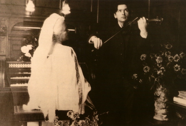 George Enescu cântând la vioară. La pian... regina Carmen Sylva.