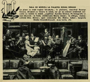 SALA DE MUZICĂ LA PALATUL REGAL ROMÂN La piano se vede regina Elisabeta; în picioare, maestrul George Enescu, dirijând cu vioara în mână; lângă, „copilița” Aurelia Cionca. Pe fotografie se mai observă: în fund, cântăreața Maria Assan; în stânga, violocelistul Dim. Dinicu; apoi violonistul Gh. Dinicu, Löbel; harpista Elodia Coandă-Casseli, d-na Leria, etc.